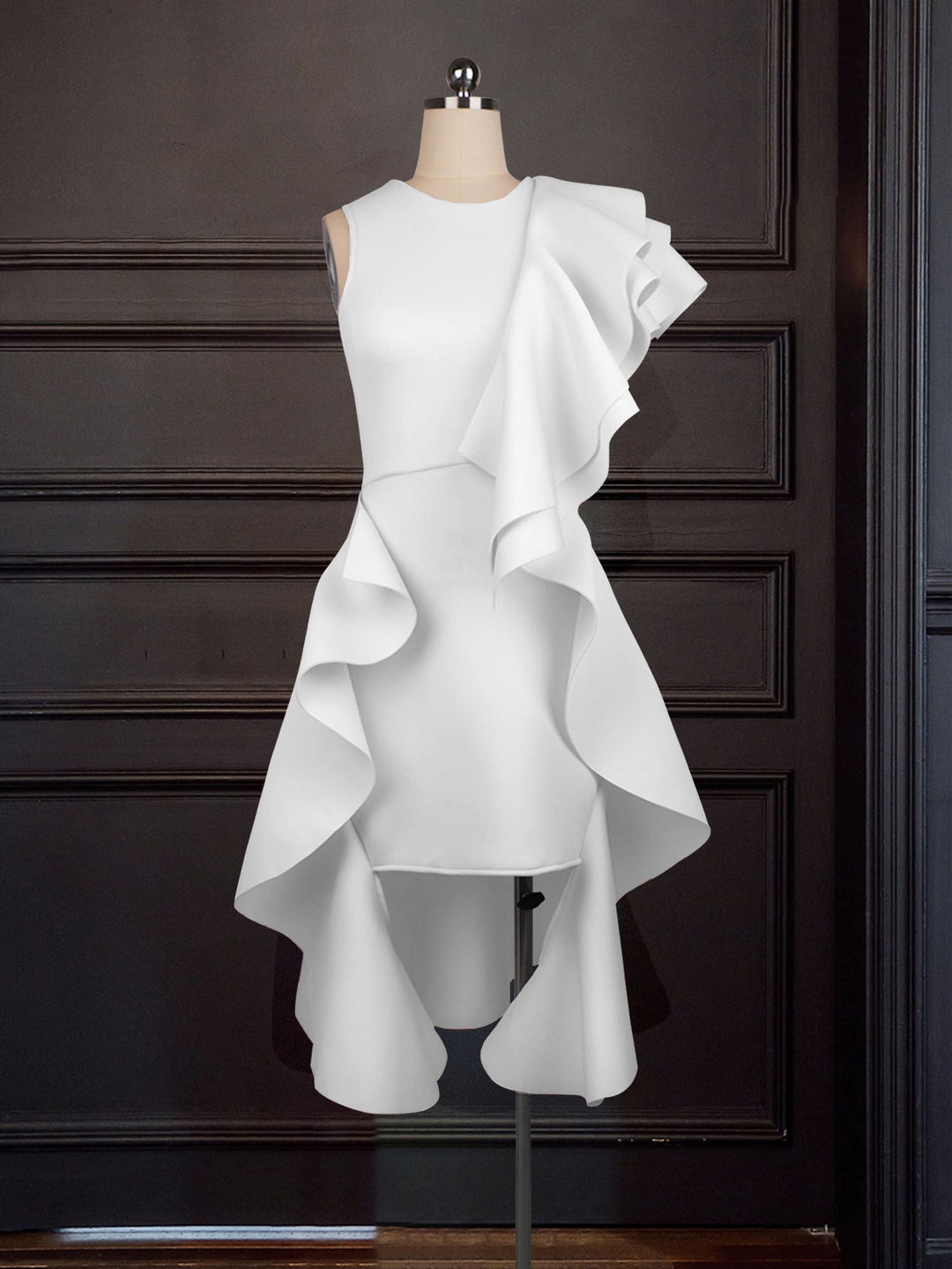 Modernes weißes Damenkleid mit eleganten Rüschen, vielseitig tragbar als Abend- oder Partykleid.