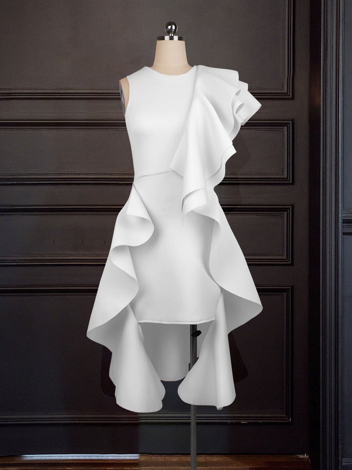 Modernes weißes Damenkleid mit eleganten Rüschen, vielseitig tragbar als Abend- oder Partykleid.