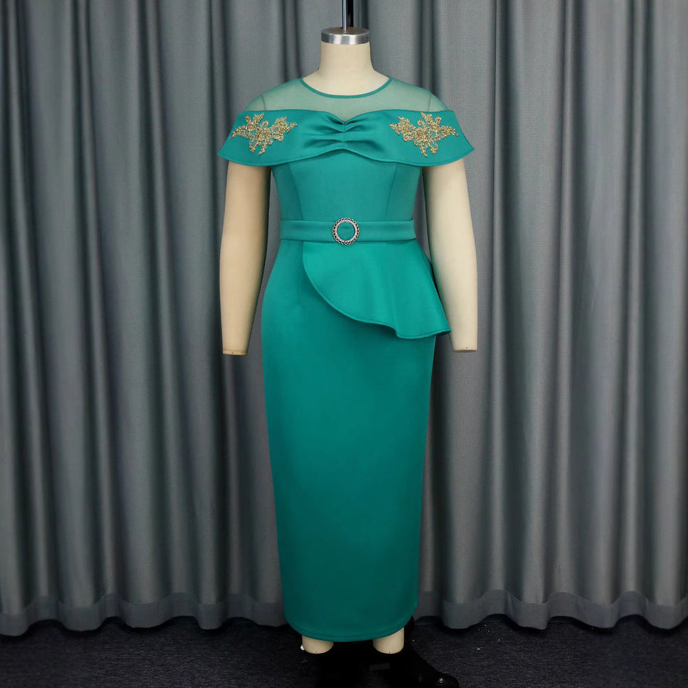 Türkises Wickel-Midikleid mit zarten Rüschen, ideal als stilvolles Abendkleid für besondere Momente.