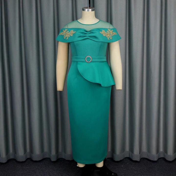 Türkises Wickel-Midikleid mit zarten Rüschen, ideal als stilvolles Abendkleid für besondere Momente.