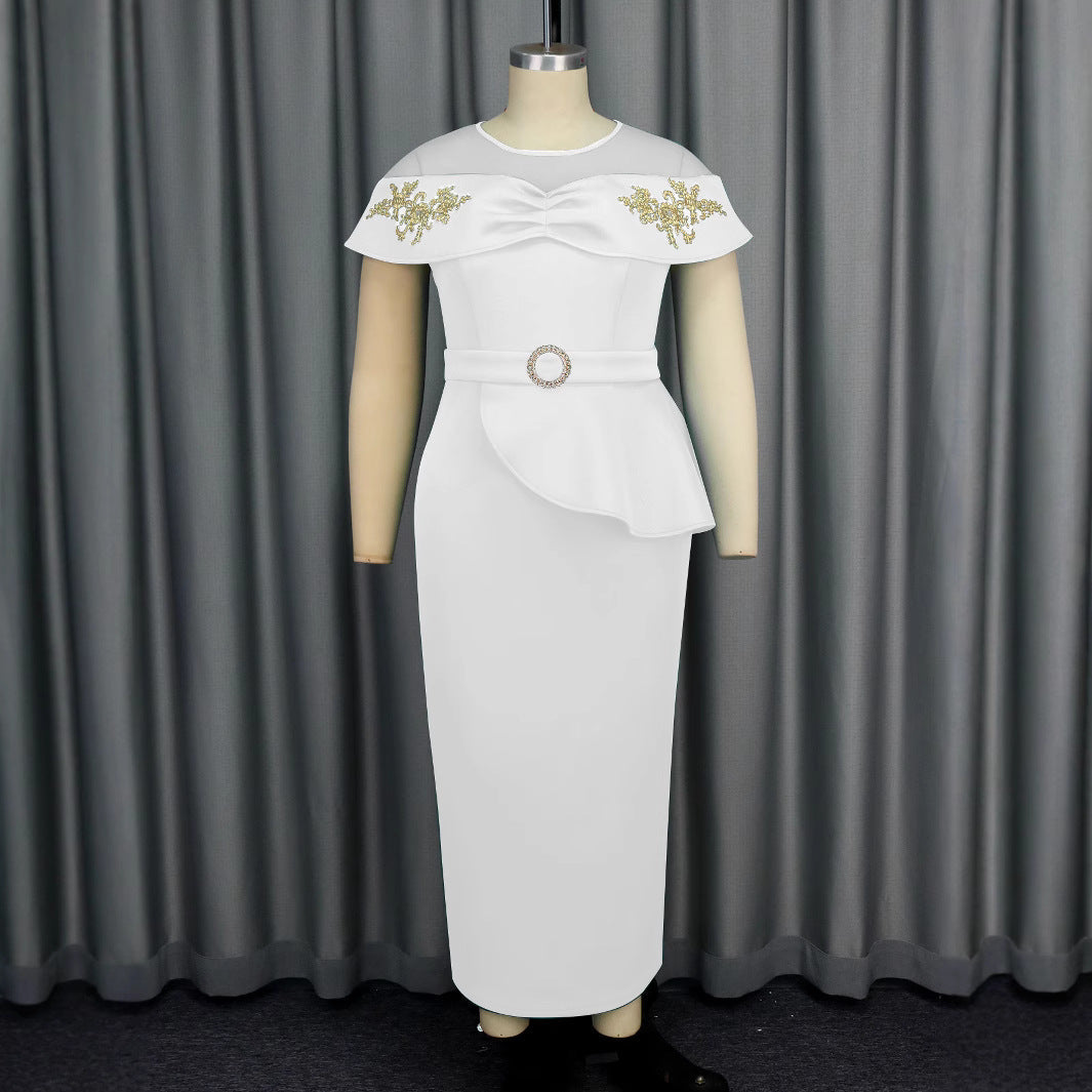 Damen Wickelkleid in leuchtendem Türkis mit Rüschensaum, ein festliches Sommerkleid für jeden Anlass.