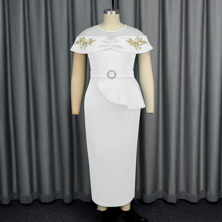 Damen Wickelkleid in leuchtendem Türkis mit Rüschensaum, ein festliches Sommerkleid für jeden Anlass.