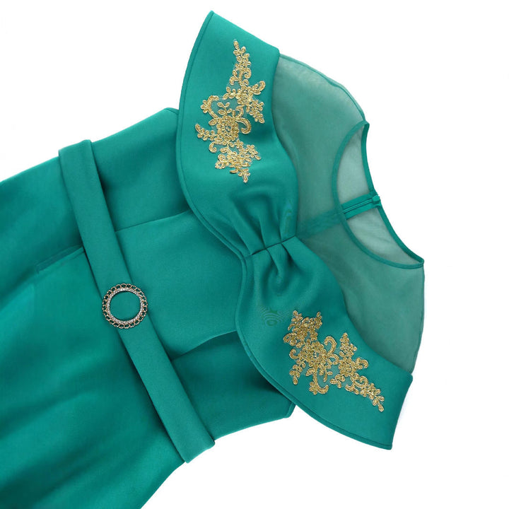 Schickes türkises Rüschenkleid als Wickelkleid, ein elegantes Abendkleid, das die Figur schmeichelt.