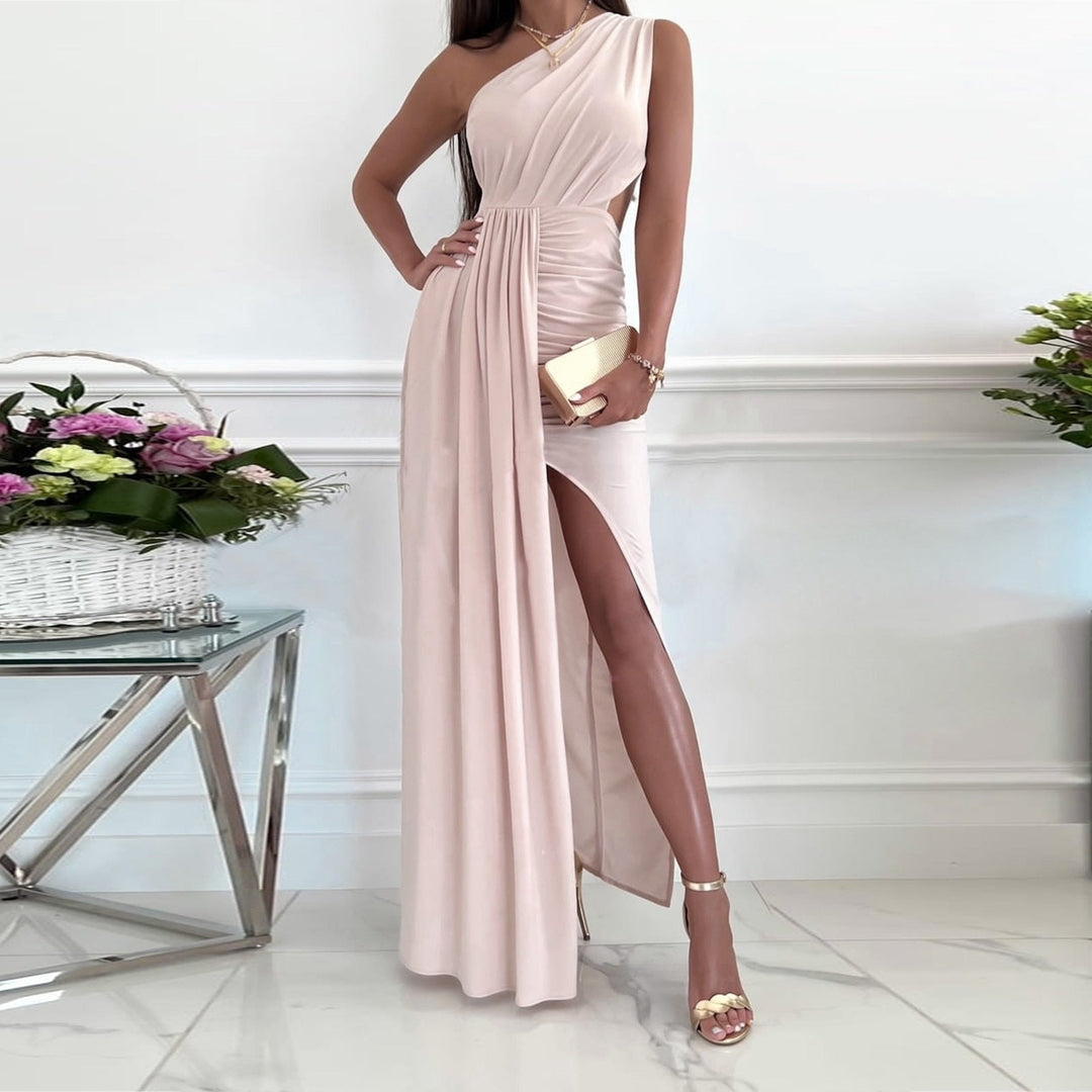 Grünes Sommerkleid für Frauen. Zeitlos elegantes Damenkleid, ideal für festliche Anlässe und Abendmode.
