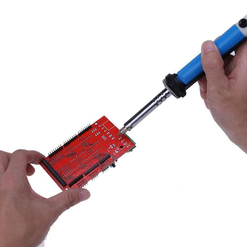 Detailansicht der Spitze einer elektrischen Entlötpumpe, ideal für präzises Entlöten von Elektronikbauteilen.