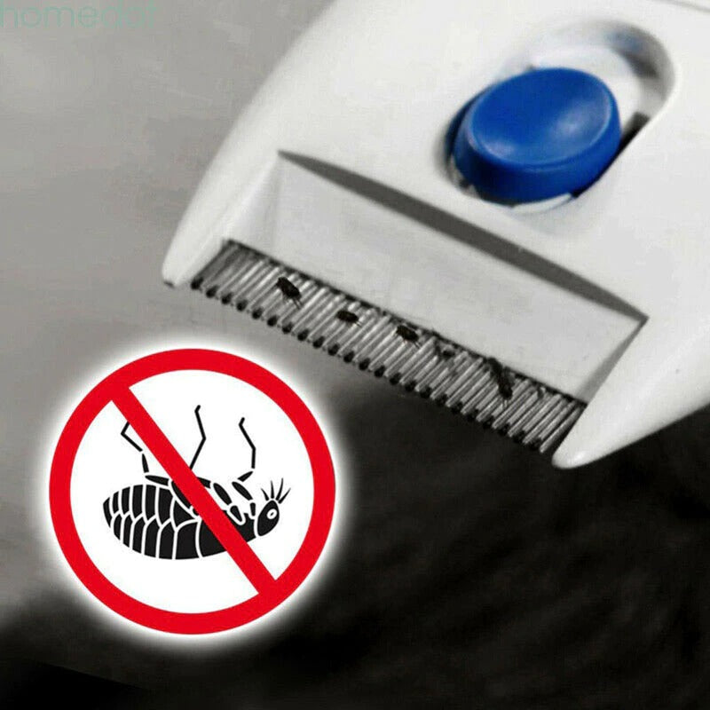 Nahaufnahme des elektrischen Flohkamms bei der sanften Flohentfernung am Fell eines Haustieres. Für Parasitenfreiheit.