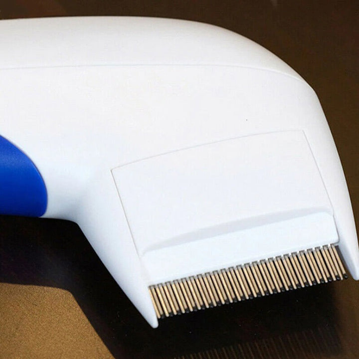 Ein glückliches Haustier mit sauberem, parasitenfreiem Fell dank des elektrischen Flohkamms. Optimale Tiergesundheit.