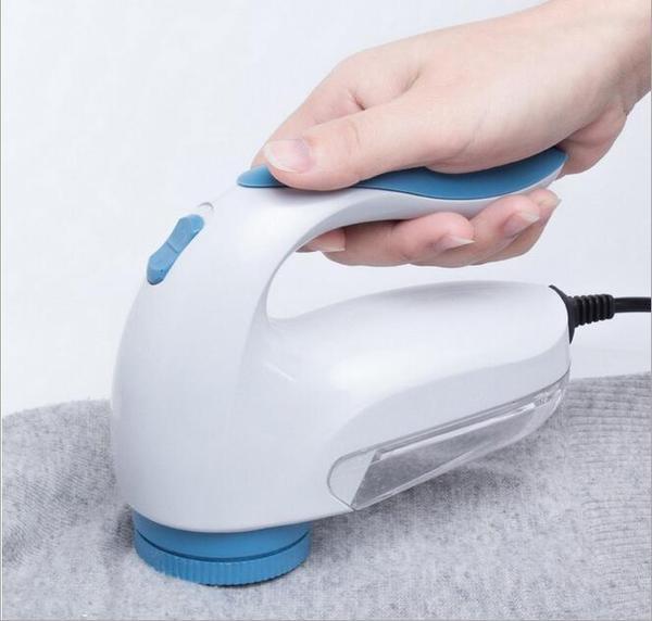 Ergonomischer elektrischer Stoffrasierer PW260516 in Weiß/Grau für mühelose Kleidungspflege & Textilreinigung.