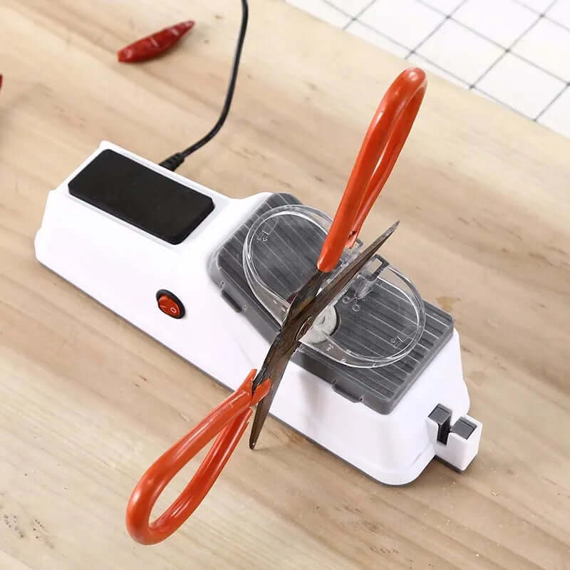 Effizientes Küchen-Gadget: elektrischer Messerschärfer für extrem scharfe Messer. Wiederaufladbar & praktisch.