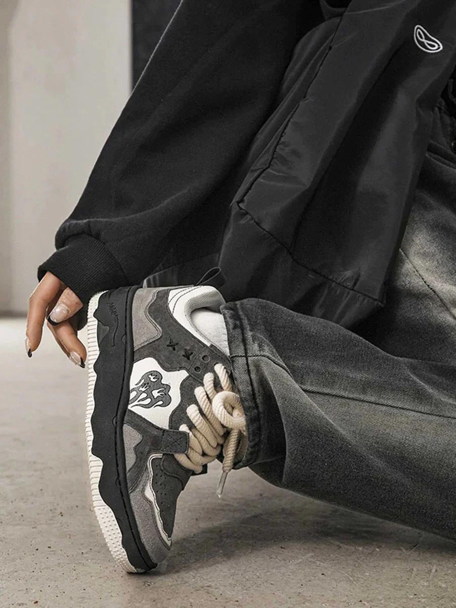 Herren Vintage Skateschuhe Elian am Fuß. Stylische graue Retro Sneaker für moderne Streetwear und Freizeitmode.
