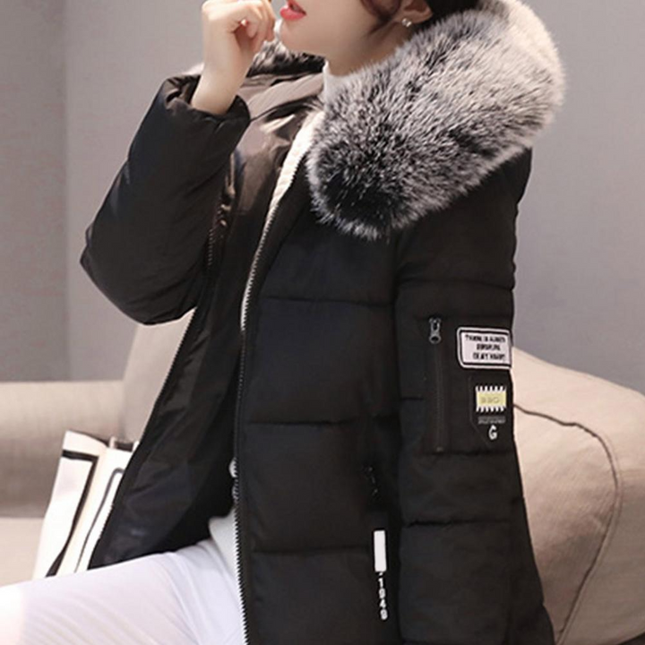 Elinora Damen Winterjacke in Aktion, winddicht & bequem, ideal für Outdoor-Aktivitäten.