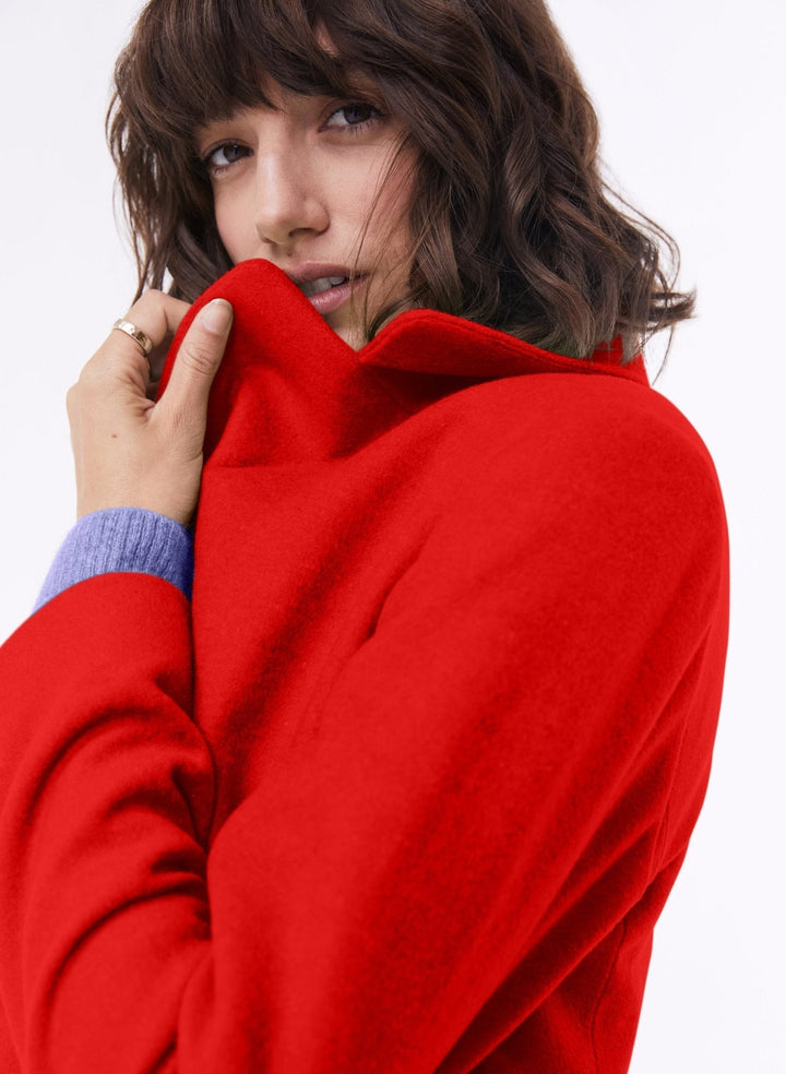 Stilvoller roter Wintermantel für Damen, lockere Passform, klassischer Schnitt, mit Knöpfen.