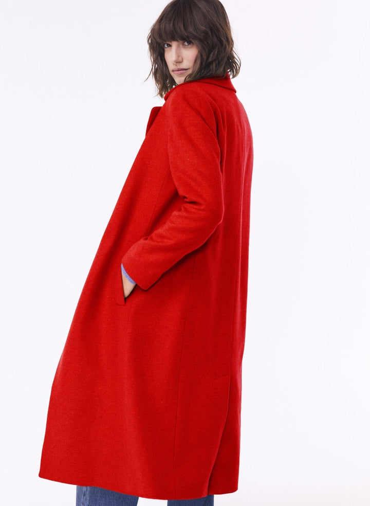 Schicker roter Damen Wintermantel, lockere Passform, zeitloser Schnitt, ideal als Oberbekleidung.