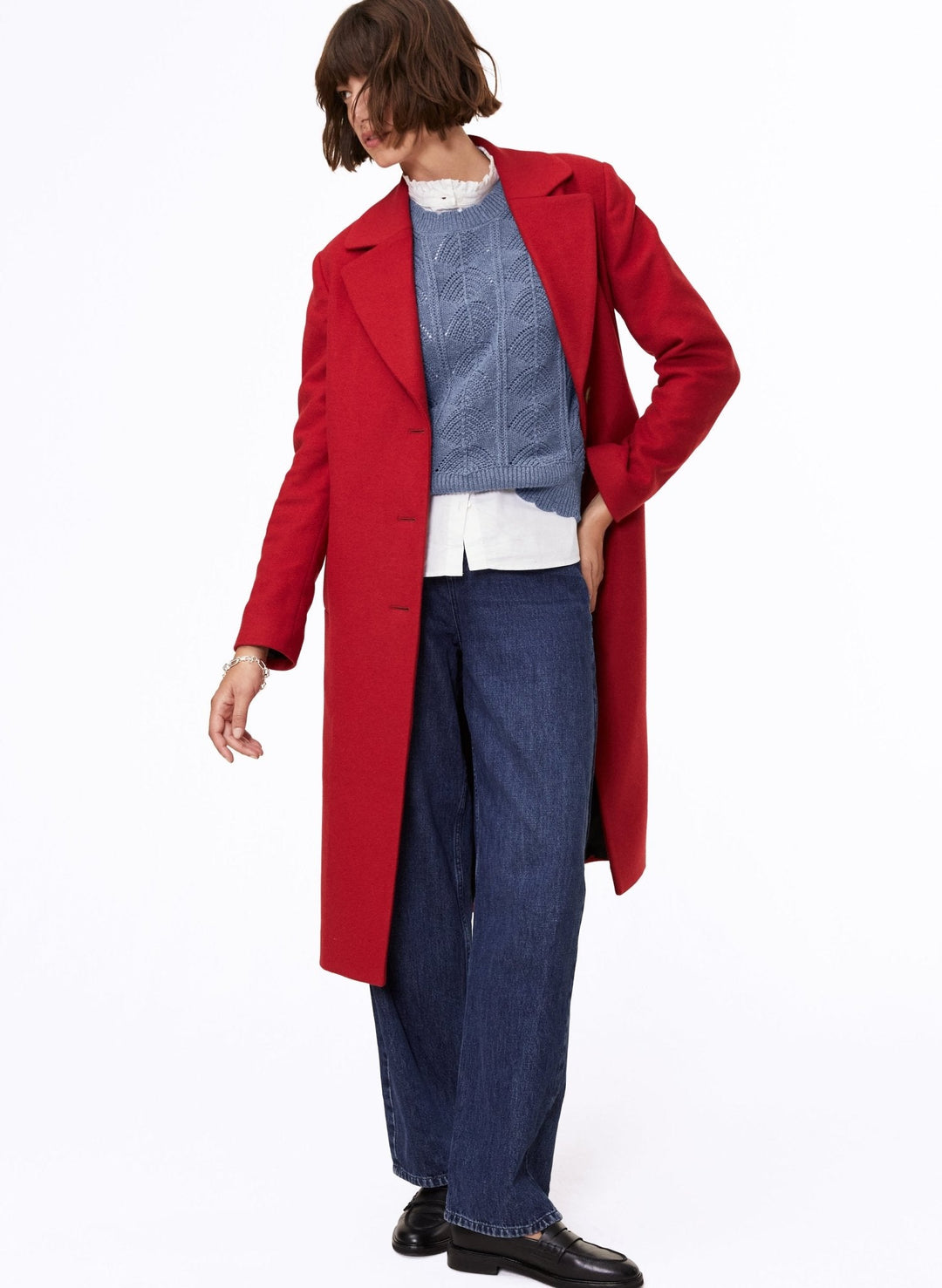 Eleganter roter Damenmantel, klassisch geschnitten, ideal für Herbst- & Wintermode.