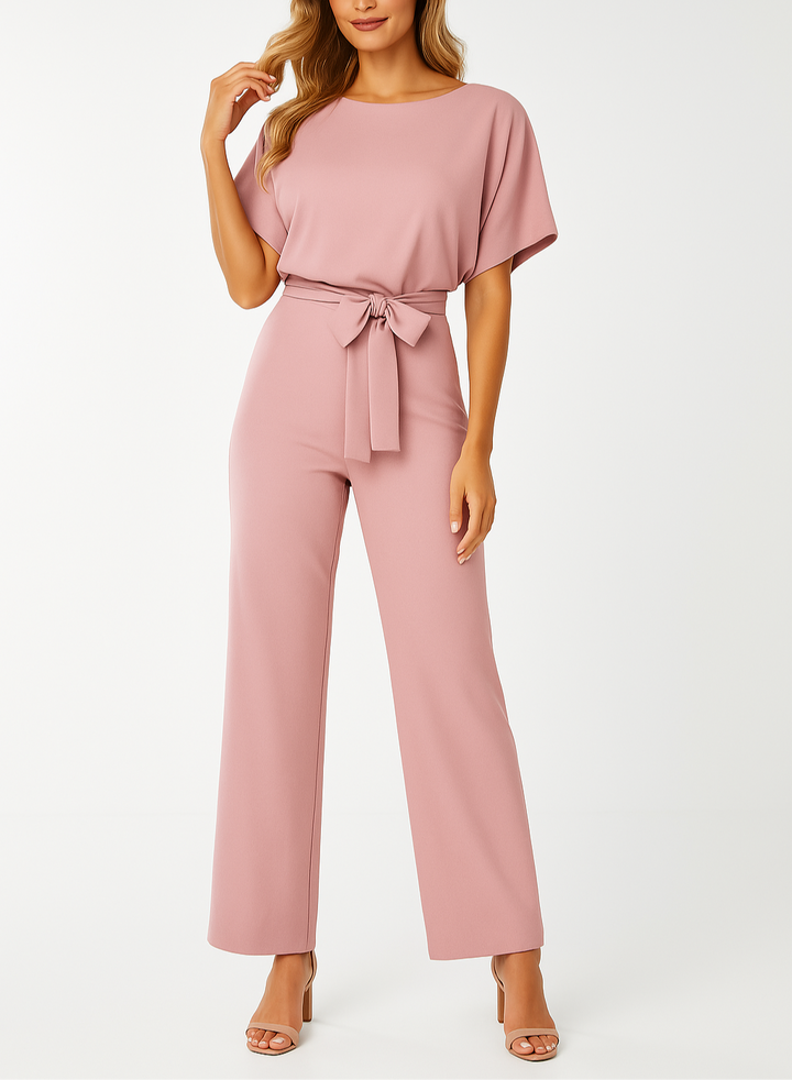 Seitenansicht des minimalistischen Damen Jumpsuits "Emma", weites Bein, kurzärmlig, fließender Fall.