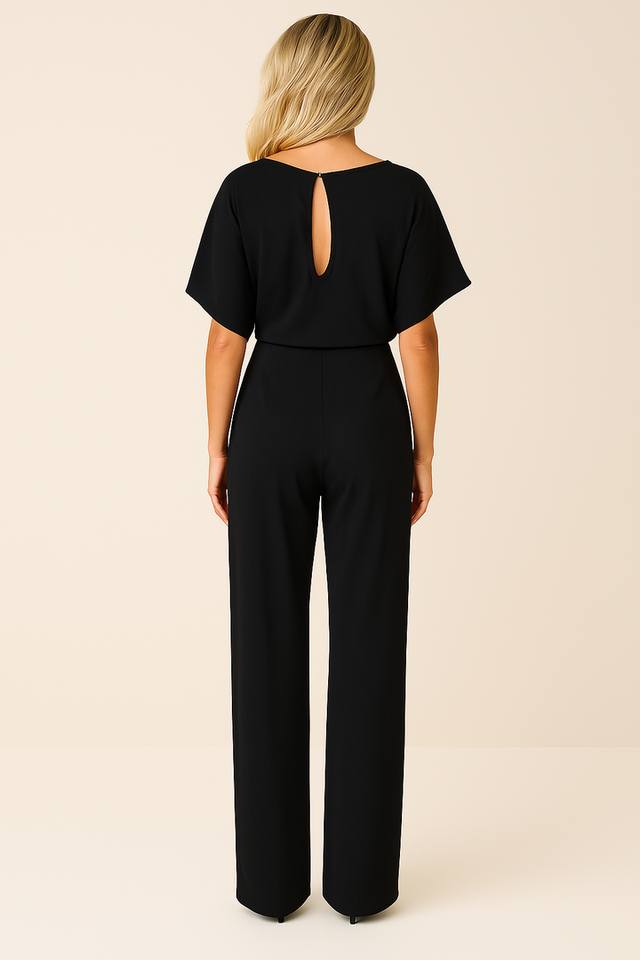 Vielseitiger minimalistischer Damen Jumpsuit mit weitem Bein, perfekt als Freizeit- oder Business-Outfit.