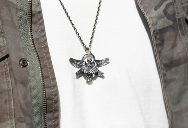 Schmuck Halskette für Damen mit stilvollem Engelsflügel-Motiv, aus 925er Silber, als Zeichen des Schutzes.