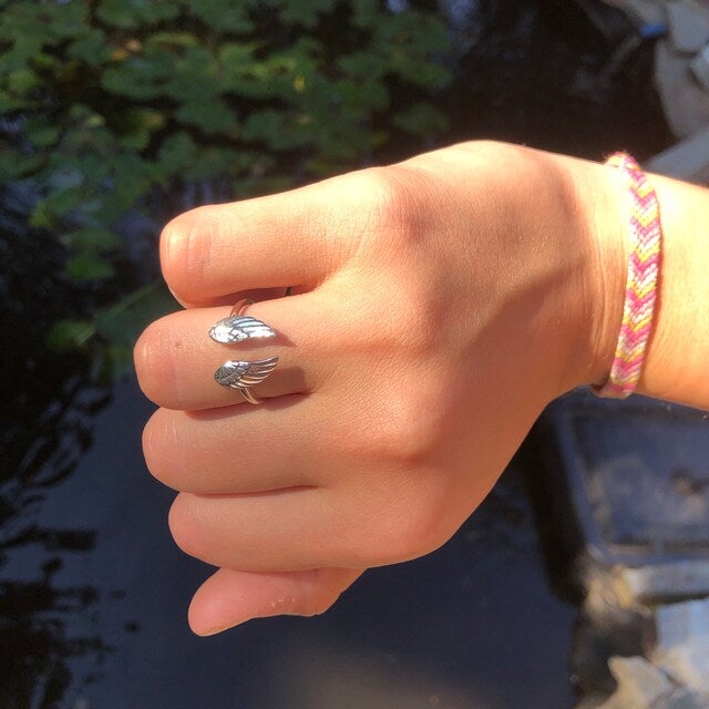 Damen-Engelsflügel-Ring aus Edelstahl, verstellbar, mit filigranen Flügeln. Idealer Symbolschmuck und Geschenk für Frauen.