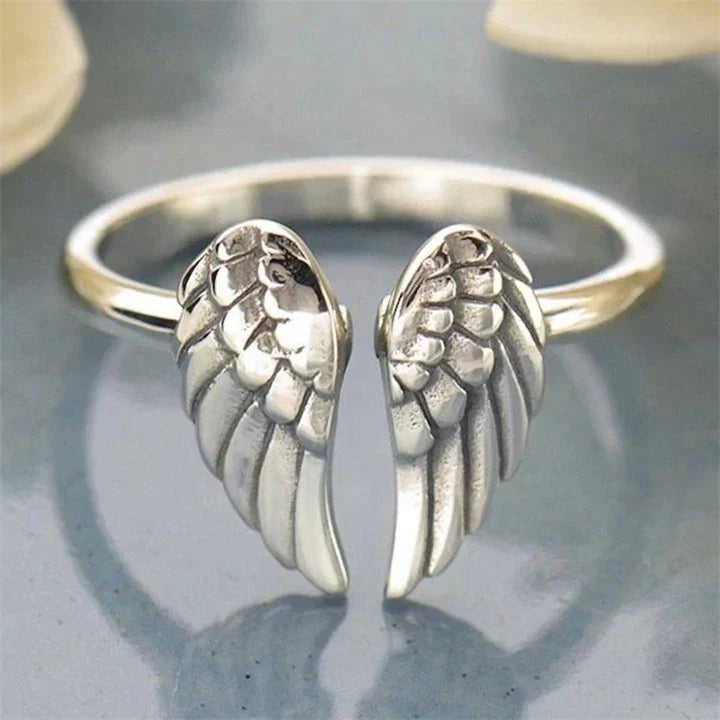 Moderner verstellbarer Damenring mit Engelsflügeln aus robustem Edelstahl. Zeitloser Schutzengel-Schmuck für Frauen.