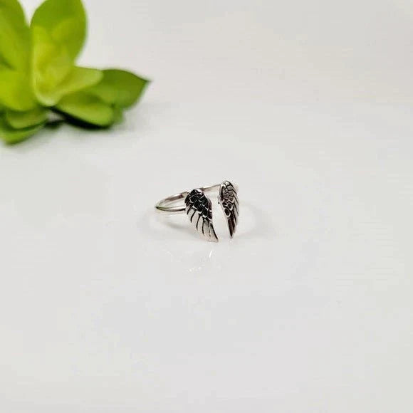 Stilvoller Edelstahl-Damenring mit Engelsflügel-Design, symbolisiert Schutz. Perfekter Schmuck für besondere Anlässe.