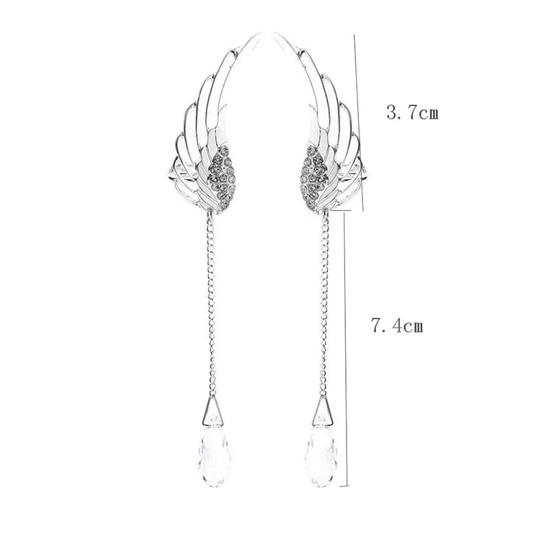 Damen Engelsflügel Manschetten Ohrringe am Ohr getragen, eleganter und spiritueller Silberschmuck.