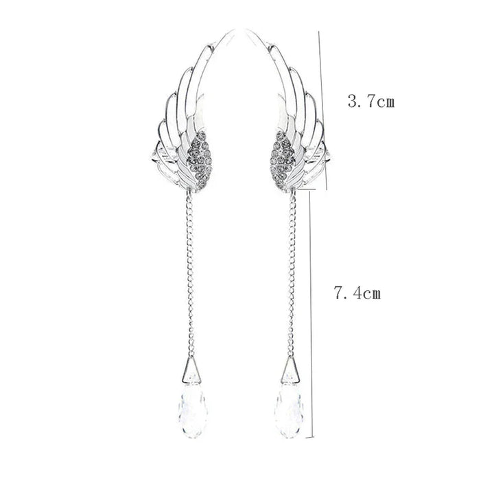 Damen Engelsflügel Manschetten Ohrringe am Ohr getragen, eleganter und spiritueller Silberschmuck.