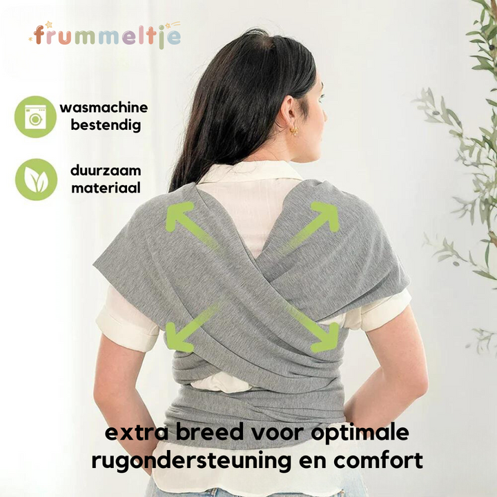 Eltern tragen ihr Baby sicher und bequem in der CuddleWrap Babytrage mit Rückenunterstützung.