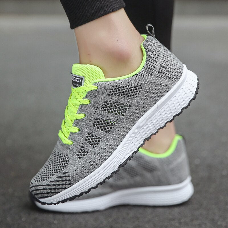 Paar leichter Damen Freizeitschuhe; bequeme ergonomische Sneaker mit flexibler Passform.