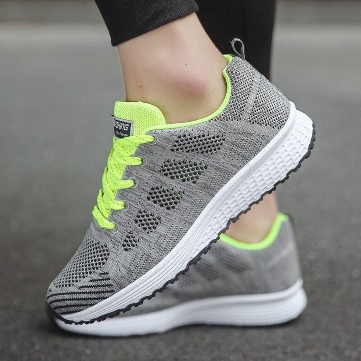 Paar leichter Damen Freizeitschuhe; bequeme ergonomische Sneaker mit flexibler Passform.