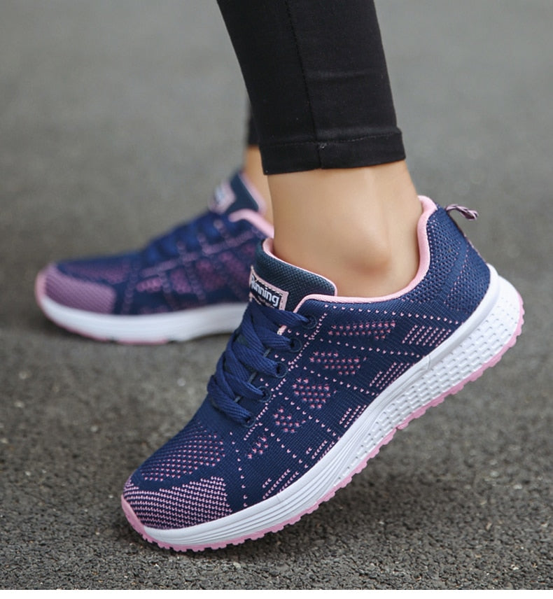 Ergonomische Damen Freizeitschuhe im Alltag; bequeme Sneaker für Stadtbummel und Freizeitaktivitäten.
