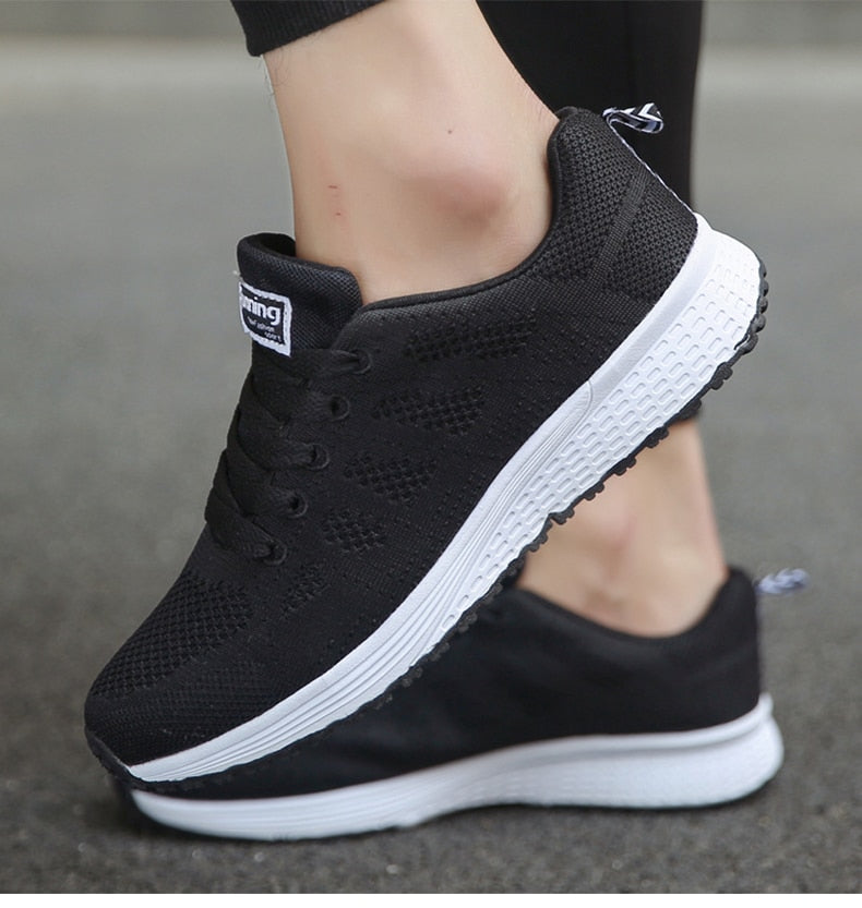 Flexible Damen Komfortschuhe; passen sich dem Fuß an, bieten optimale Unterstützung für sportliche Aktivitäten.