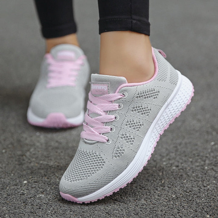 Leichte Damen Sneaker; ergonomische Alltagsschuhe bieten flexible Passform und optimale Fußunterstützung.