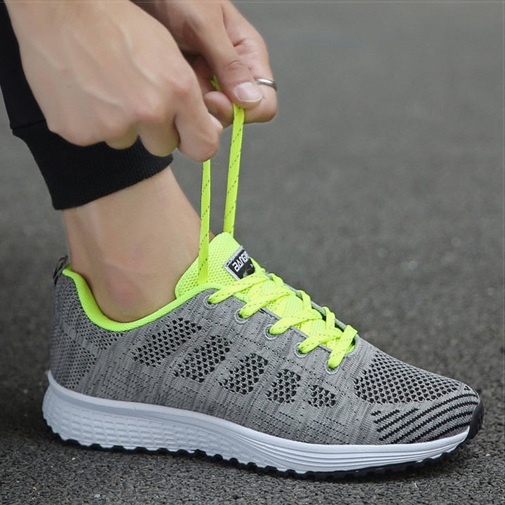Seitenansicht der ergonomischen Damen Freizeitschuhe, betont leichtes Design und flexible Passform.