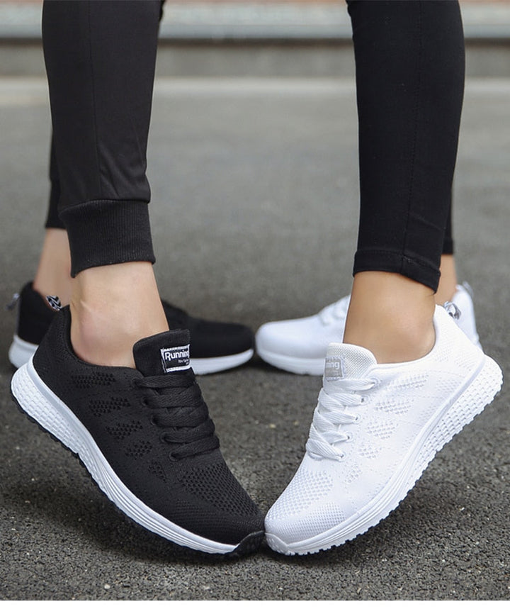 Frontansicht der bequemen Damen Alltagsschuhe; sportliche Sneaker für Komfort den ganzen Tag.