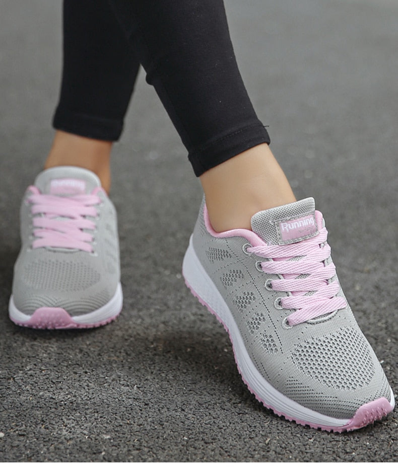 Draufsicht auf ergonomische Damen Komfortschuhe; atmungsaktiver Sneaker für sportliche Freizeitaktivitäten.