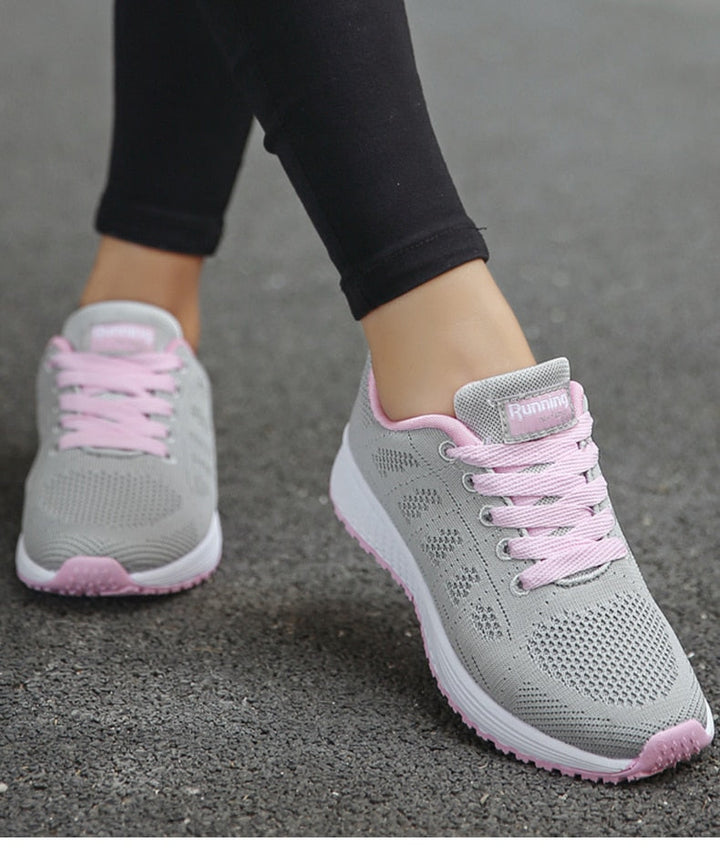 Draufsicht auf ergonomische Damen Komfortschuhe; atmungsaktiver Sneaker für sportliche Freizeitaktivitäten.