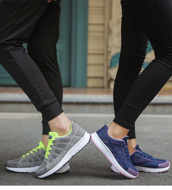 Damen Freizeitschuhe am Fuß; zeigt flexible Passform und bequemen Halt dieser ergonomischen Alltagsschuhe.