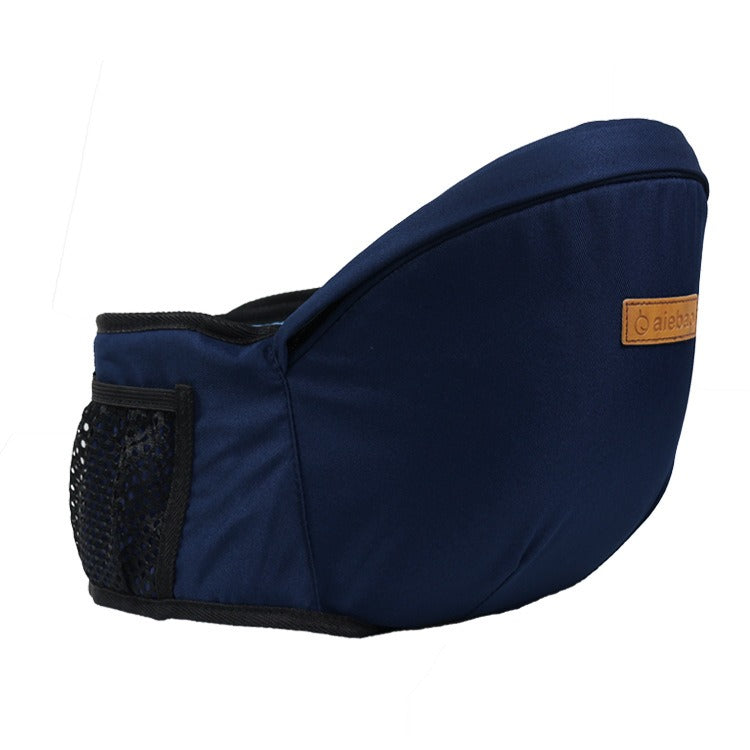 Ein glückliches Kleinkind sitzt sicher im ergonomischen HugEase Babytrager, ideal für Eltern unterwegs.