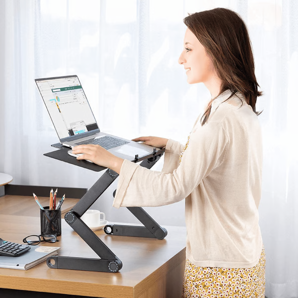 Ergonomischer Laptopständer 360° verstellbar, Silber, mit Laptop für komfortables Arbeiten im Homeoffice.