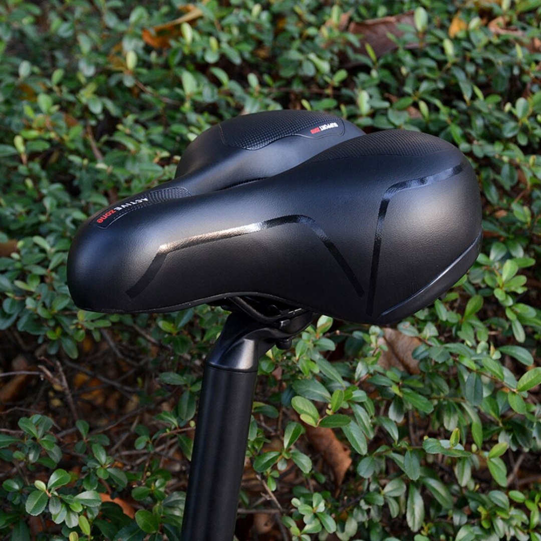 Wasserfester, ergonomischer Fahrradsattel für Damen und Herren mit reflektierendem Design.