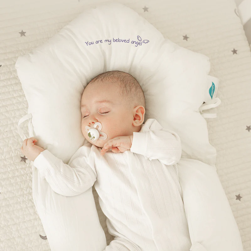 Ergonomisches, hypoallergenes Babyschlafkissen für Neugeborene, sorgt für gesunden Schlaf und ruhige Nächte.