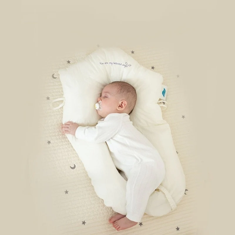 Weiches Babykissen aus Baumwolle/Polyester, hypoallergen und ergonomisch für sicheren, komfortablen Babyschlaf.