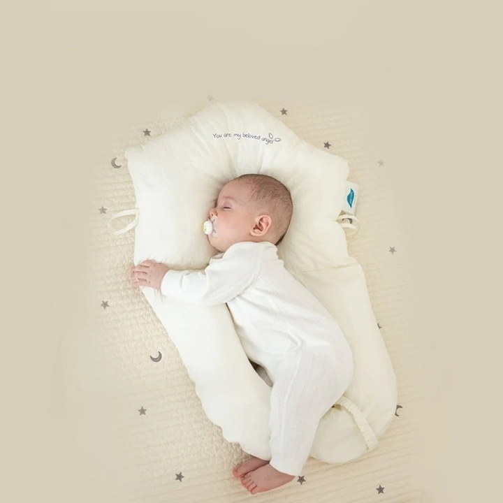 Weiches Babykissen aus Baumwolle/Polyester, hypoallergen und ergonomisch für sicheren, komfortablen Babyschlaf.