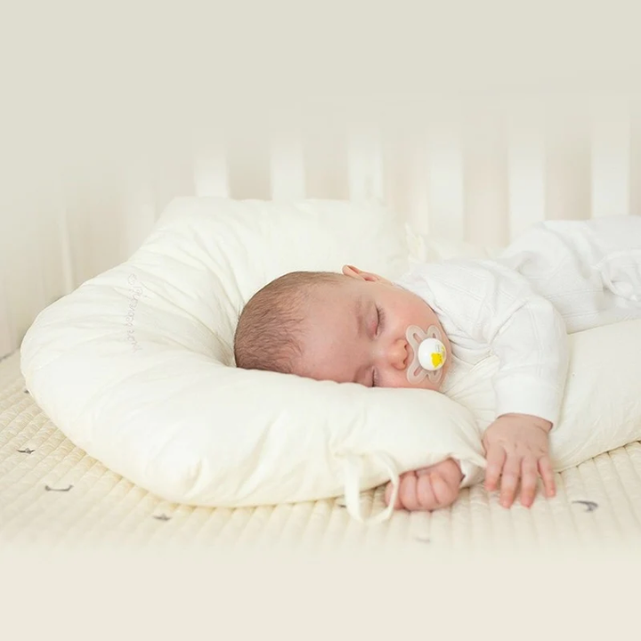 Hypoallergenes Babyschlafkissen, stützt Neugeborene ergonomisch für sicheren und erholsamen Schlaf. Perfekt für Babys.