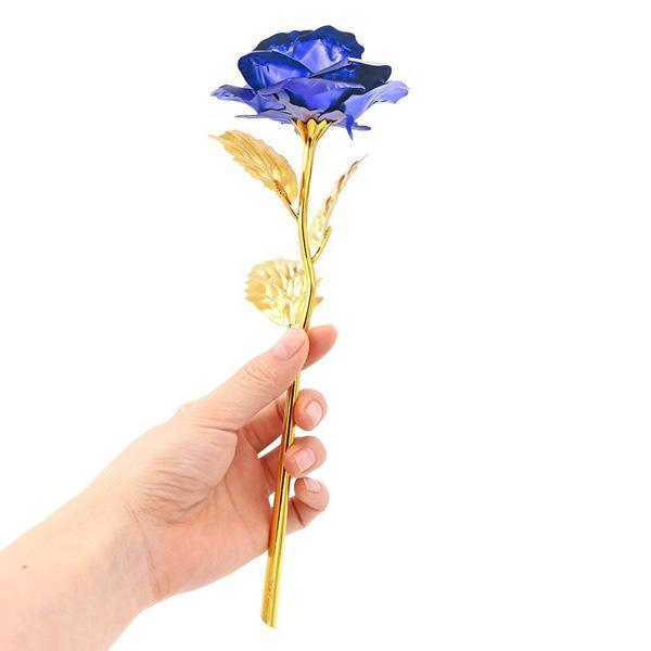 Detailansicht einer glänzenden 24K Goldfolien Rose, Symbol für ewige Liebe, schönes Geschenk für Damen.
