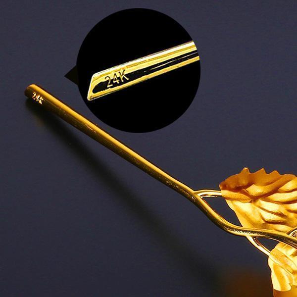Hand hält eine wunderschöne 24K Goldfolien Rose, ein unvergängliches Luxus-Geschenk für Damen.
