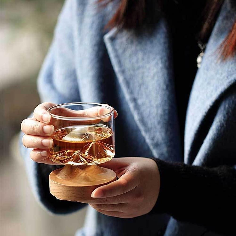 Edles Designglas mit Bergboden und robustem Holzsockel für Whisky. Einzigartiges Trinkglas.