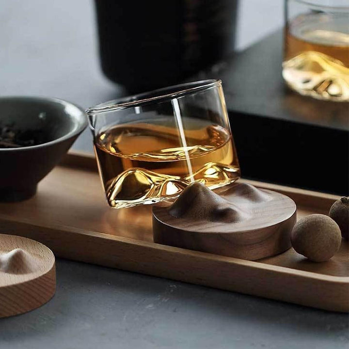 Edles Berg-Design Whiskyglas, hitzebeständiges Borosilikatglas, mit natürlichem Holzsockel.