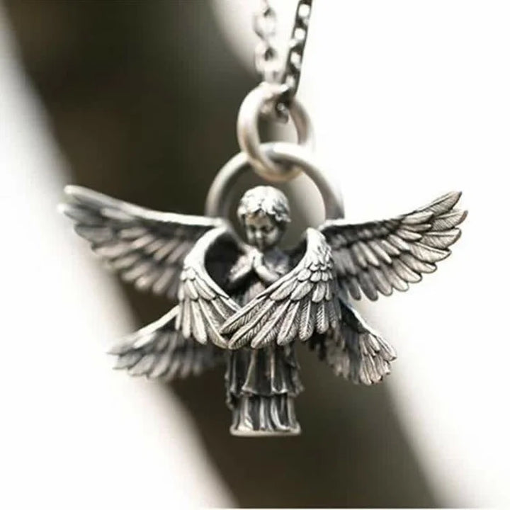 Damen Halskette mit filigranen Engelsflügel-Anhänger aus glänzendem 925er Silber, Symbol für Schutz & Spiritualität.