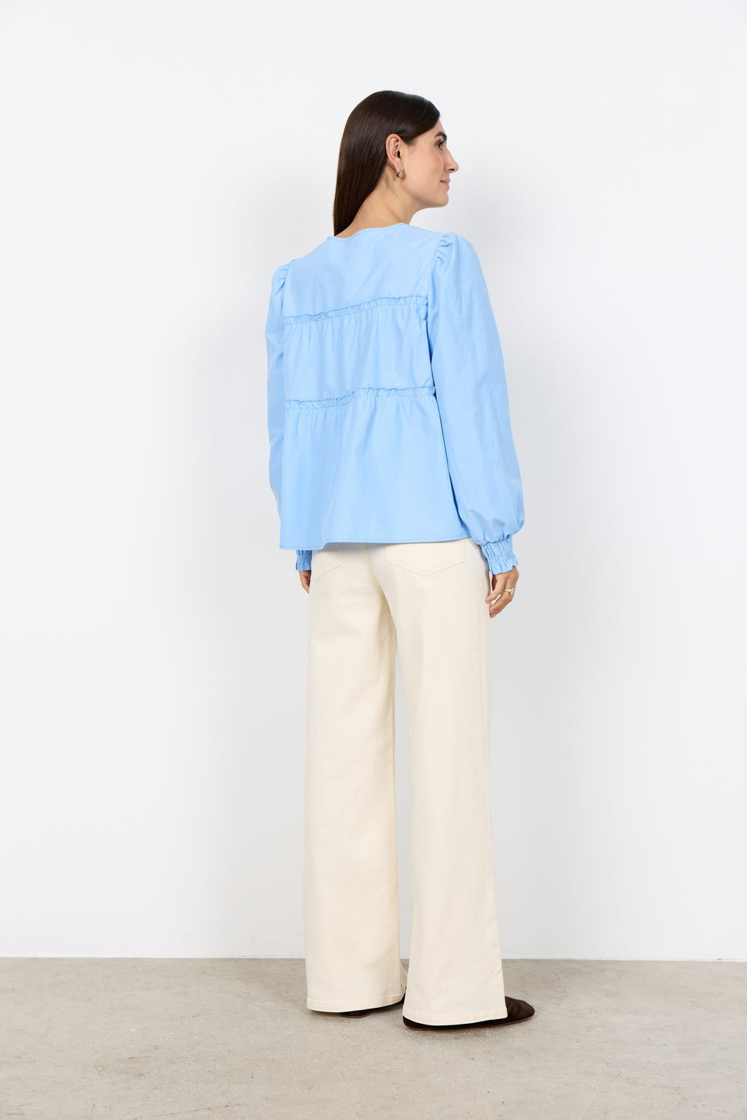 Moderne Damen Bluse: Rundhals, lange Ärmel & zarte Rüschen. Eine vielseitige Freizeitbluse oder Alltagsbluse.